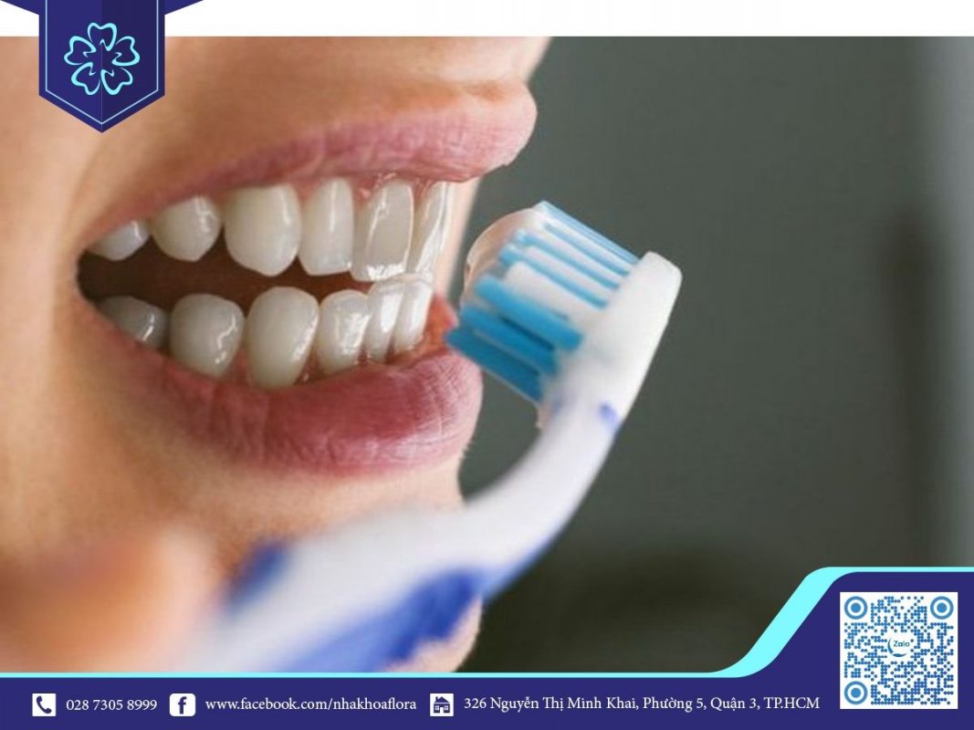 Chảy máu chân răng khi đánh răng do lực chải răng quá mạnh