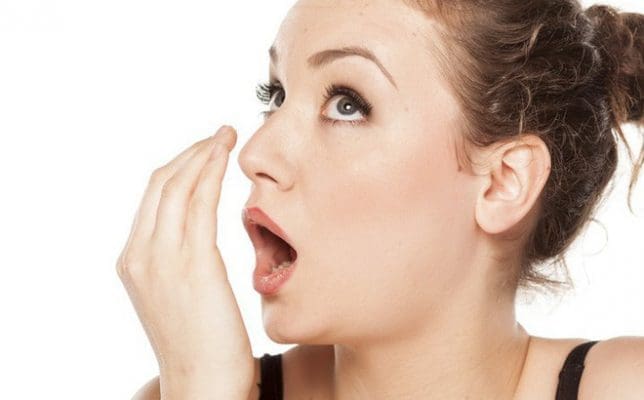 Hôi miệng là khi nói chuyện bốc lên mùi hôi