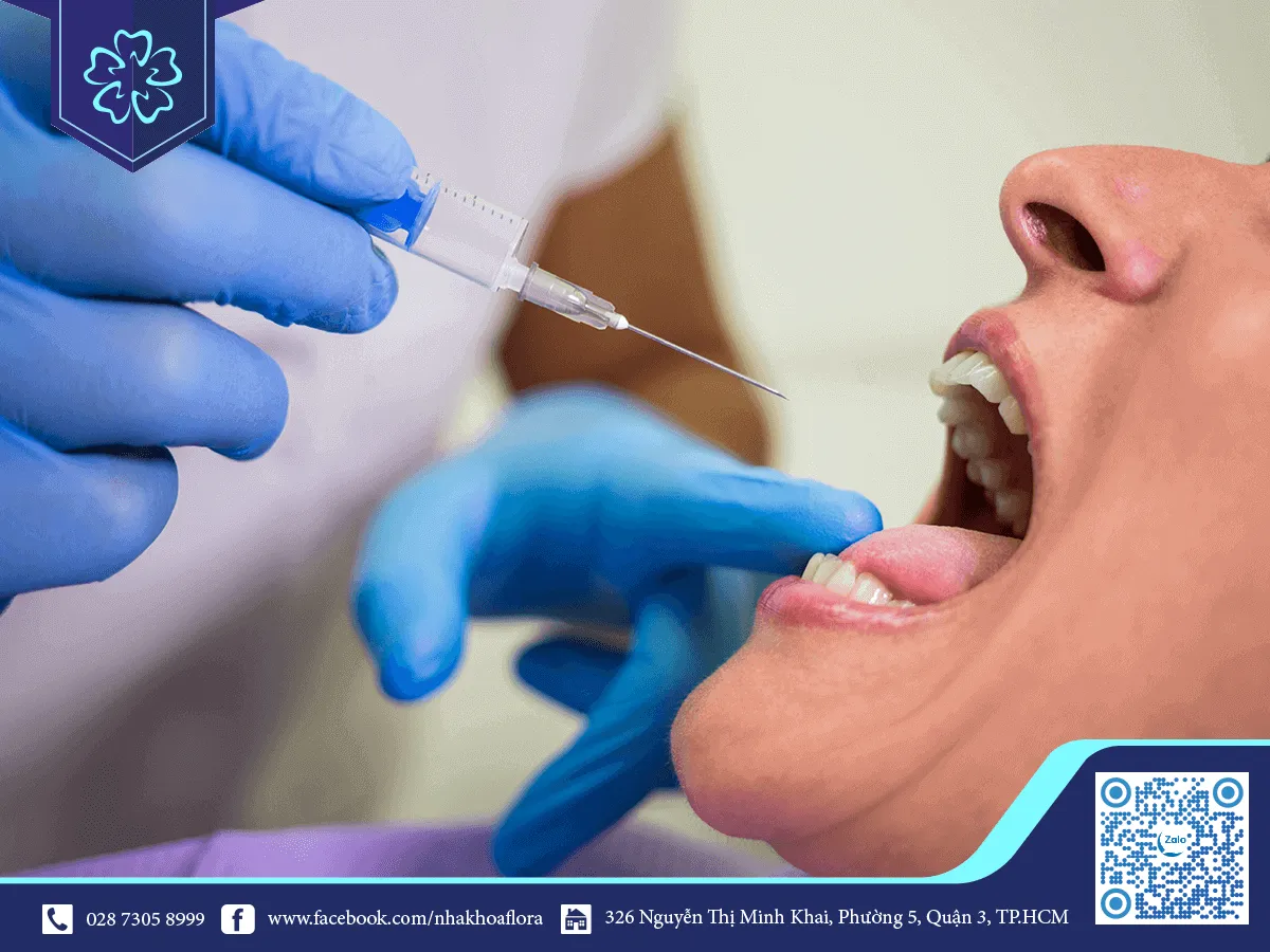 Chích thuốc tê trước khi thực hiện chữa cười hở lợi