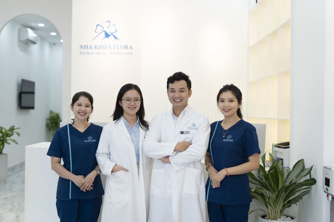 Đội ngũ y bác sĩ tại Nha Khoa Flora đã phối hợp cùng các chuyên gia tại Thụy Sĩ để nghiên cứu và phát triển thành công Hệ thống kiểm soát cơn đau độc quyền