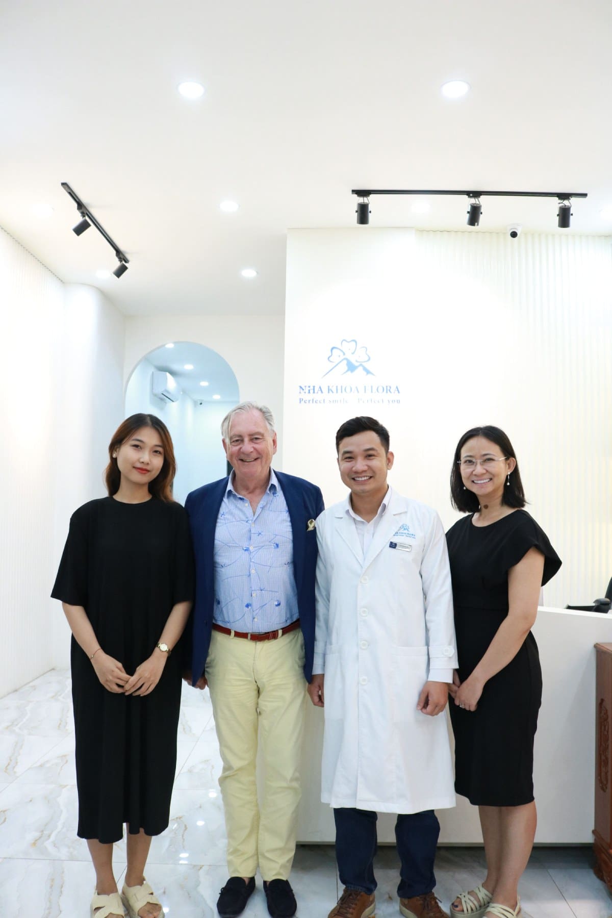 Bác sĩ Nguyễn Đắc Minh và nhân viên chụp hình kỉ niệm với Giáo sư Gilles P. Chaumanet tại Nha khoa Flora