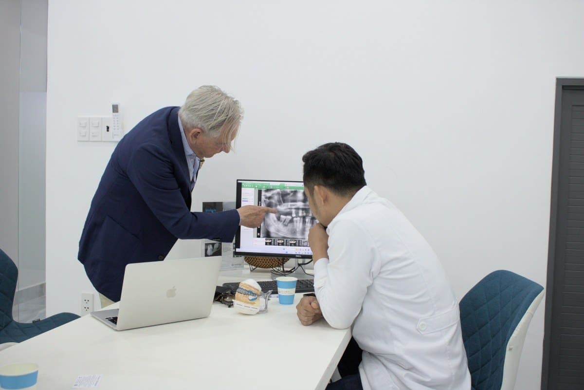 Bác sĩ Nguyễn Đắc Minh trao đổi chuyên môn với Giáo sư Gilles P. Chaumanet tại Nha khoa Flora