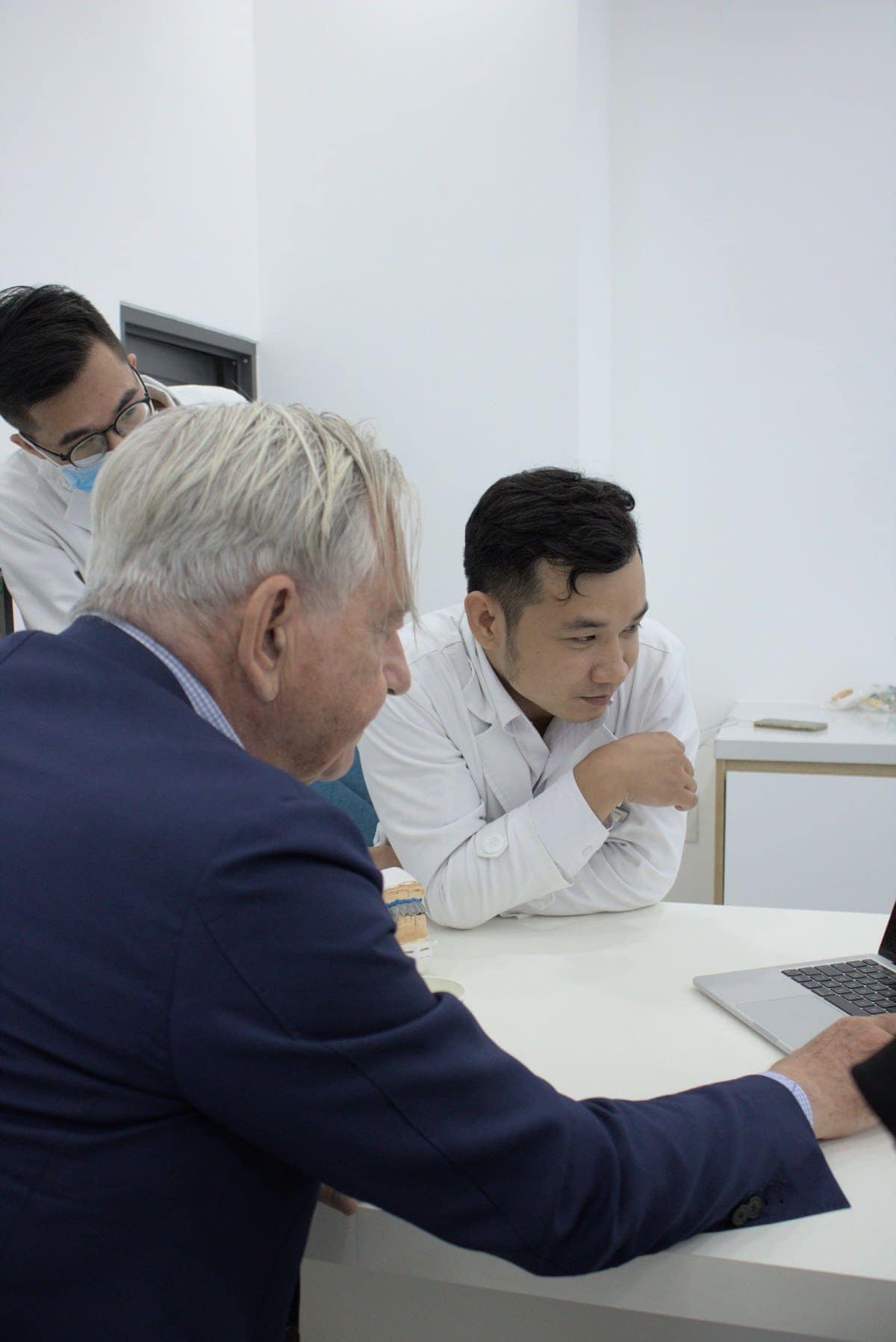 Bác sĩ Nguyễn Đắc Minh trao đổi chuyên môn với Giáo sư Gilles P. Chaumanet tại Nha khoa Flora 1