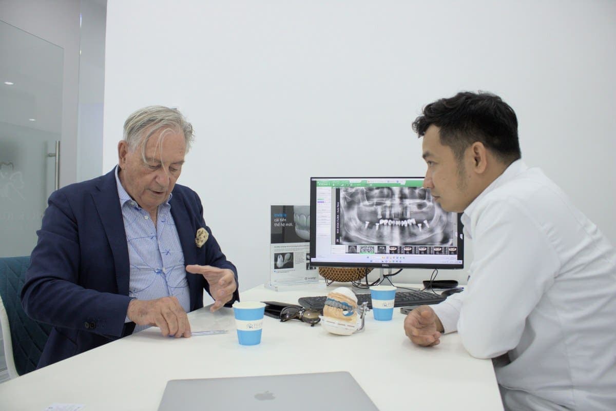 Bác sĩ Nguyễn Đắc Minh trao đổi chuyên môn với Giáo sư Gilles P. Chaumanet tại Nha khoa Flora 2