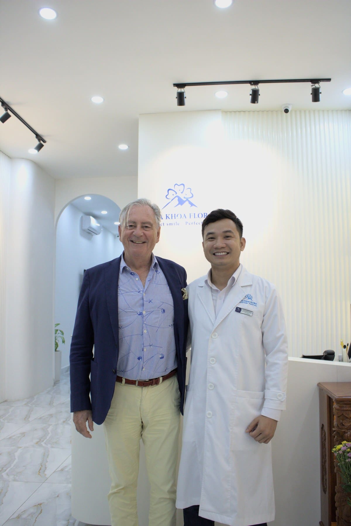 GS Chaumanet và Bác sĩ Nguyễn Đắc Minh chụp ảnh kỷ niệm sau cuộc trao đổi chuyên môn tại Nha khoa Flora.